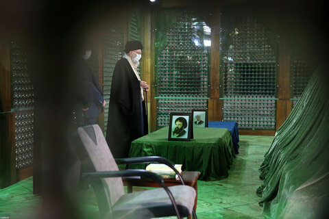 تقرير مصور/ زيارة الإمام الخامنئي المرقد المطهّر للإمام الخميني الراحل وروضة الشهداء في «بهشت زهراء»(جنة الزهراء عليها السلام)