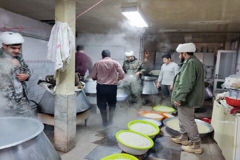 تصاویر/ طبخ غذای گرم توسط طلاب خوی برای توزیع بین زلزله زده ها