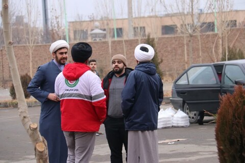 تصاویر/ فعالیت طلاب جهادی در روز سوم زلزله خوی