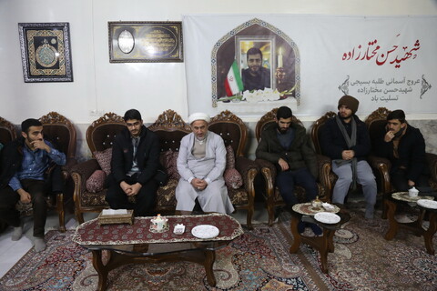 حضور طلاب مدرسه علمیه پیامبر اعظم(ص) در منزل شهید حسن مختارزاده