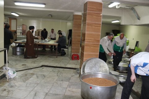 تصاویر/ فعالیت کانون خادمیاران رضوی آذربایجان‌غربی در خدمت به زلزله زدگان خوی