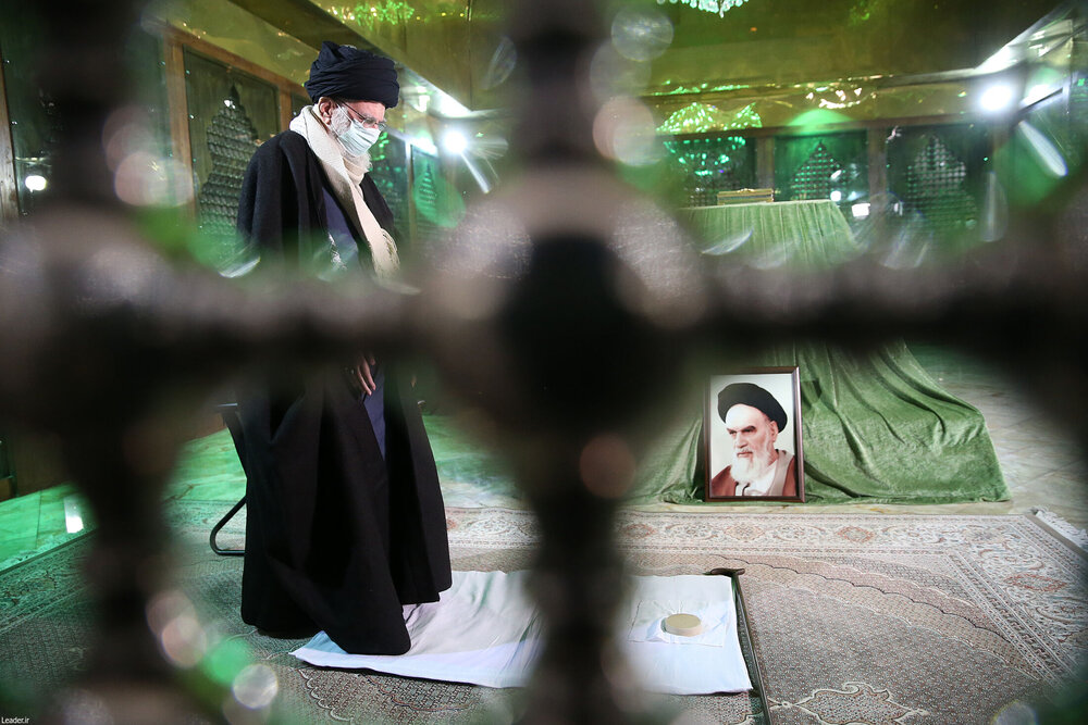 فیلم | گزارشی از حضور رهبر انقلاب در مرقد امام خمینی(ره) و گلزار شهدا