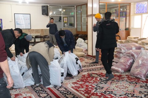 تصاویر/ فعالیت جهادی هیئت جان‌نثاران شهرستان خوی در مناطق زلزله زده