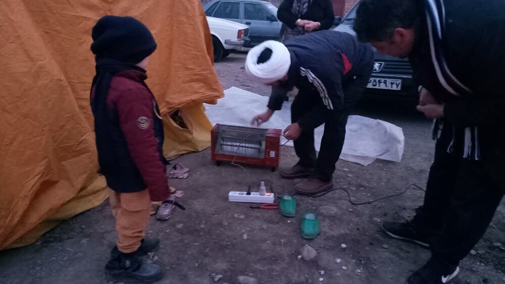 گزارشی از جهاد خدمت طلاب در زلزله خوی | شماره ۲ + عکس