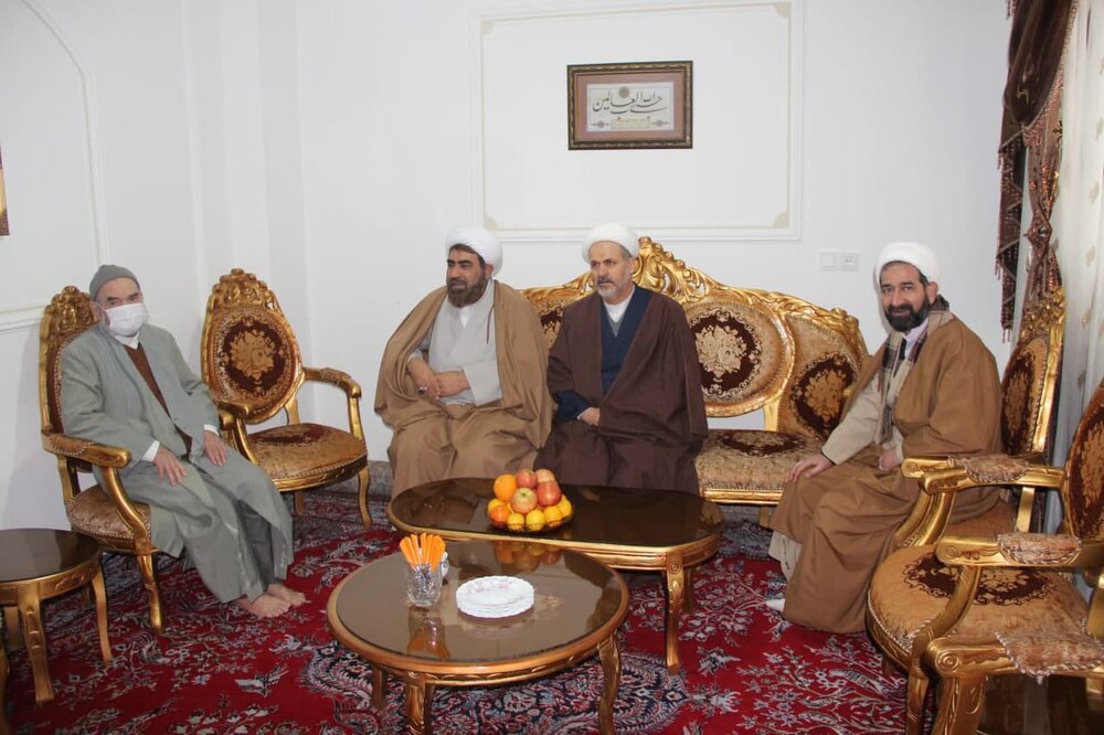 عیادت مدیر حوزه علمیه قزوین از استاد پیشکسوت + عکس