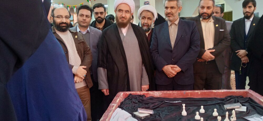 نمایشگاه مدرسه انقلاب در البرز با حضور رئیس شورای سیاست گذاری ائمه جمعه افتتاح شد +تصاویر