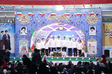 تصاویر/ اجرای سرود سلام فرمانده در مصلای بقیه الله اعظم (عج) کاشان