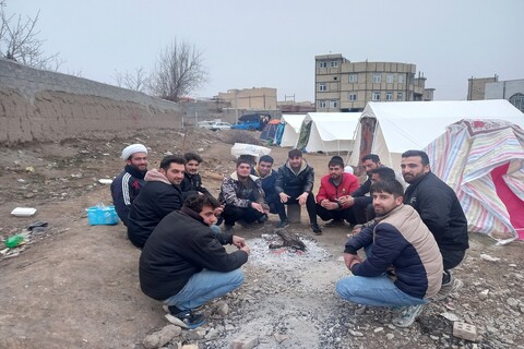 تصاویر/ فعالیت جهادی طلاب و روحانیون آذربایجان غربی در چهارمین روز از زلزله خوی