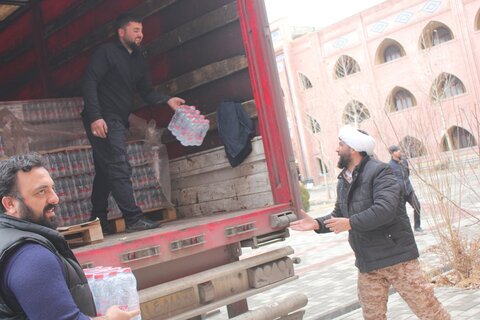 تصاویری از جهاد خدمت طلاب و روحانیون در مناطق زلزله زده خوی