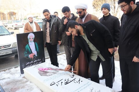 تصاویر/ تجدید میثاقطلاب و مسئولین مدرسه علمیه امام خمینی (ره) با شهدا و علمای باغ رضوان ارومیه