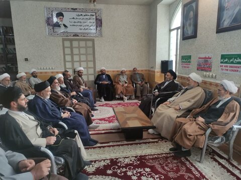 دیدار طلاب و روحانیون حوزه علمیه لرستان  با آیت‌الله محسن اراکی عضو مجلس خبرگان رهبری و آیت الله هاشم نیازی نماینده مردم لرستان در مجلس خبرگان رهبری