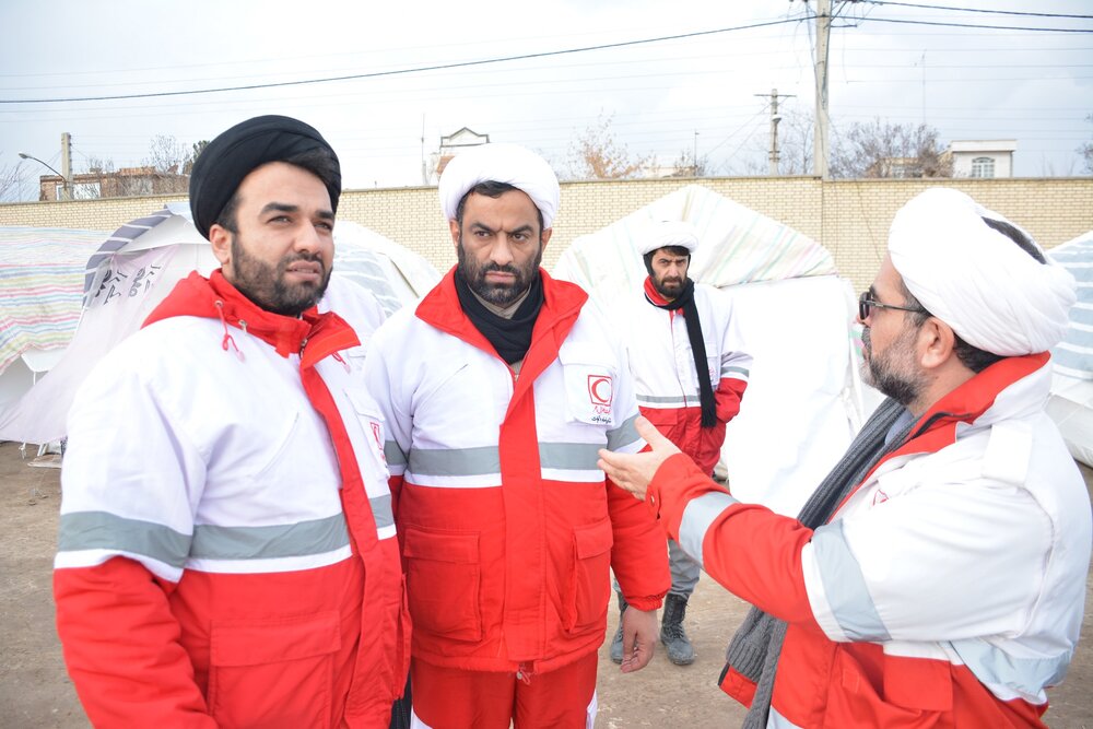 مسئول گروه‌های جهادی حوزوی پای درددل زلزله زدگان نشست