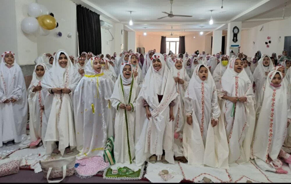 برگزاری جشن تکلیف ۴۷۰ دانش آموز دختر در مدرسه علمیه خواهران حضرت زینب(س) میناب