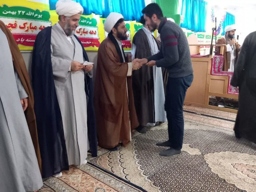 تصاویر/تجلیل از طلاب قرآنی، ورزشی و فعال تهذیبی مدرسه علمیه امام صادق (ع) بیجار