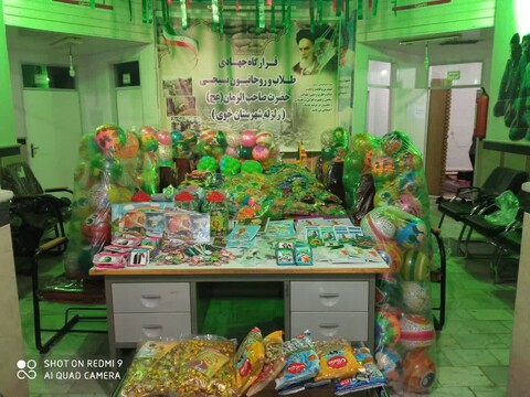 تصاویر/ تهیه و توزیع اقلام اسباب بازی کودکان توسط طلاب و روحانیون جهادی در زلزله خوی