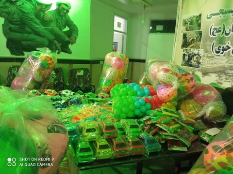 تصاویر/ تهیه و توزیع اقلام اسباب بازی کودکان توسط طلاب و روحانیون جهادی در زلزله خوی