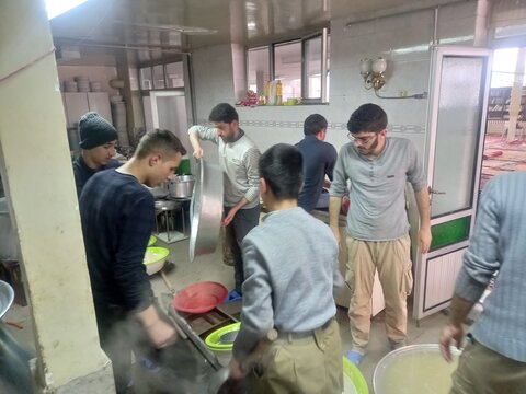 تصاویر/ فعالیت های 24 ساعته طلاب در مناطق زلزله زده