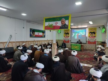 برگزاری جشن انقلاب در مدرسه علمیه امام خمینی(ره) نهاوند+عکس