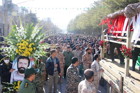 همزمان با پنجمین روز از ایام الله دهه مبارک فجر پیکر مطهر شهید مدافع امنیت در یاسوج تشییع شد.
