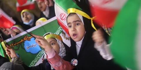 تصاویر/ اجرای سرود دهه نودی‌های بوشهری به مناسبت فجر انقلاب