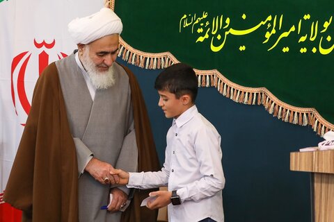 تصاویر / دیدار جمعی از مداحان وشاعران اهل بیت علیهم السلام با نماینده ولی فقیه در استان قزوین