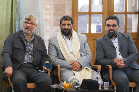 تصاویر / دیدار جمعی از مداحان وشاعران اهل بیت علیهم السلام با نماینده ولی فقیه در استان قزوین