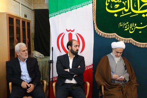تصاویر / دیدار جمعی از مداحان وشاعران اهل بیت علیهم السلام با نماینده ولی فقیه در استان قزوین