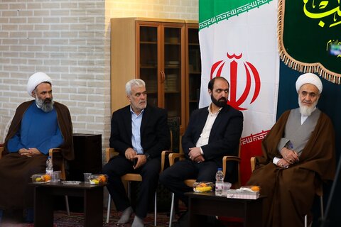 تصاویر / دیدار جمعی از مداحان وشاعران اهل بیت علیهم السلام با نماینده ولی فقیه در استان قزوین