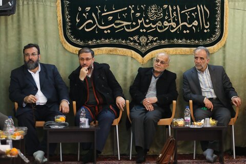 تصاویر / دیدار جمعی از مداحان وشاعران اهل بیت علیهم السلام با نماینده ولی فقیه در استان قزوین