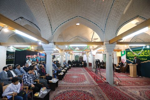 تصاویر / دیدار جمعی از مداحان وشاعران اهل بیت علیهم السلام با نماینده ولی فقیه در استان قزوین