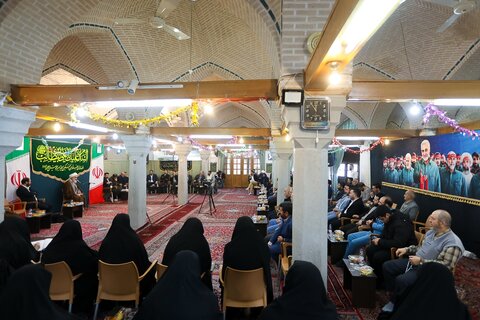 تصاویر / دیدار جمعی از مداحان وشاعران اهل بیت علیهم السلام با نماینده ولی فقیه در استان قزوین