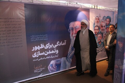 بازدید امام جمعه بوشهر از نمایشگاه «دیروز، امروز و فردای ایران سرفراز»