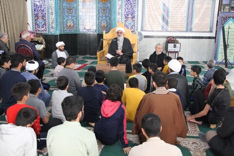 حضور نماینده ولی فقیه در بوشهر در جمع دانش آموزان معتکف مسجد شهید مصطفی خمینی(ره)