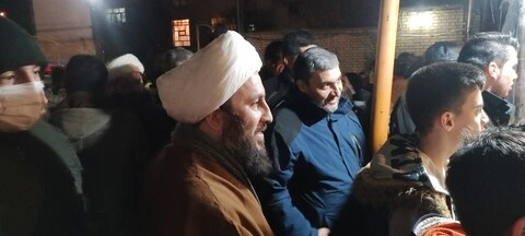 تصاویر/ بازدید شبانه امام جمعه خوی از کمپ های اضطراری اسکان