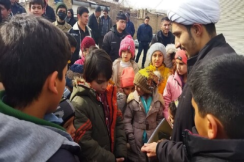 تصاویر/ فعالیت فرهنگی طلاب خوی در مناطق زلزله زده