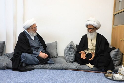 آية الله النجفي يستقبل الشيخ عبد المهدي الكربلائي آية الله النجفي يستقبل الشيخ عبد المهدي الكربلائي