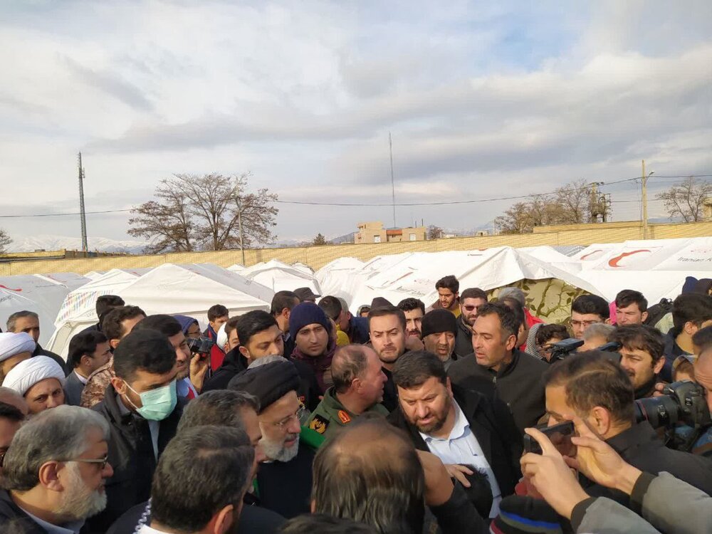 رئیس جمهور به اردوگاه اسکان اضطراری زلزله‌زدگان رفت + عکس