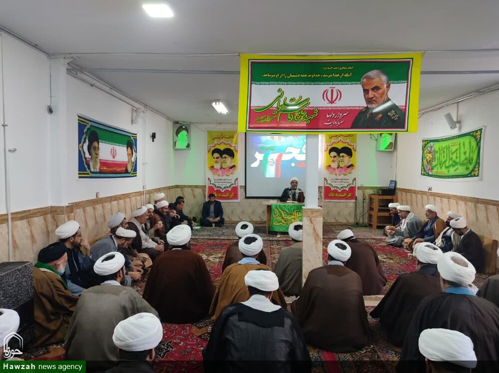 برگزاری جشن انقلاب در مدرسه علمیه امام خمینی(ره) نهاوند + عکس