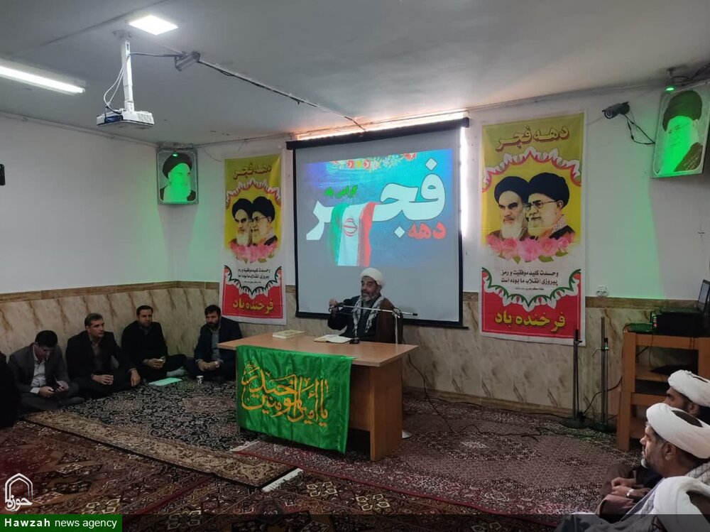 برگزاری جشن انقلاب در مدرسه علمیه امام خمینی(ره) نهاوند + عکس