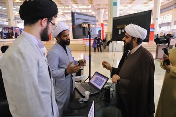 تصاویر/  بازدید مسئول مرکز رسانه و فضای مجازی حوزه از غرفه معاونت تبلیغ حوزه در نمایشگاه فناوری های محتوایی فضای مجازی