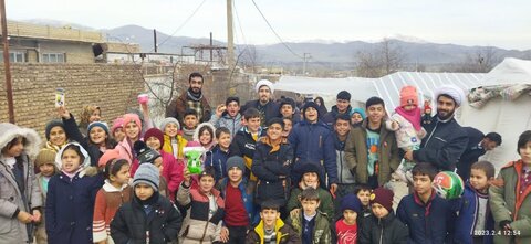 طلبه هایی که شادی و خنده را به زلزله زده ها هدیه می دهند سید