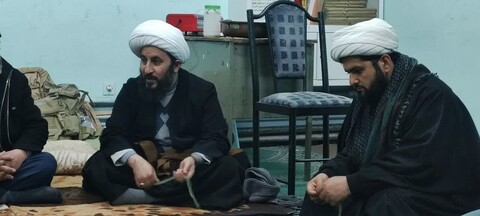 تصاویر/بازدید امام جمعه خوی از موکب ها، کمپ ها و نانوایی های سیار در مناطق زلزله زده خوی
