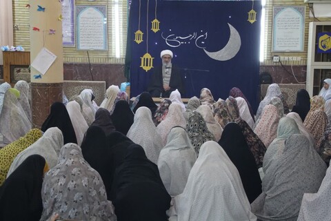 حضور امام جمعه بوشهر در جمع دختران دانش آموز معتکف