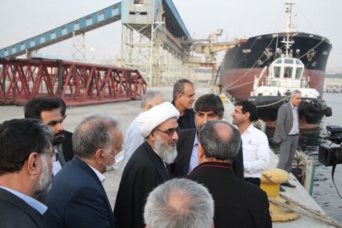 حضور امام جمعه بوشهر در سکوهای دریایی و پالایشگاه های منطقه پارس جنوبی