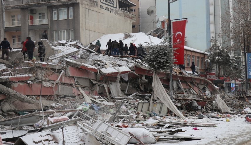 أردوغان: ارتفاع حصيلة ضحايا زلزال فجر اليوم في البلاد إلى 912 قتيلا و 5383 مصابا أردوغان: ارتفاع حصيلة ضحايا زلزال فجر اليوم في البلاد إلى 912 قتيلا و 5383 مصابا