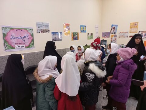 نمایشگاه فرهنگی هنری فجر در مدرسه علمیه کوثر زرندیه