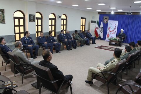تصاویر/دیدار فرماندهان و جمعی از خلبانان پایگاه هوایی بوشهر با نماینده ولی فقیه در استان بوشهر