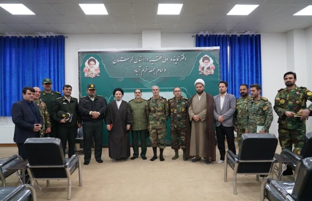 تصاویر/ دیدار فرماندهان نظامی و انتظامی لرستان با نماینده ولی فقیه در استان