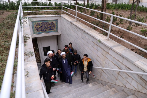 تصاویر/ بازدید جمعی از دانش آموزان توانشکده عمید از مدرسه فیضیه قم