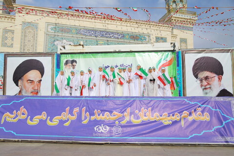 تصاویر / اجتماع خودجوش گروه های سرود استان قم به مناسبت ایام الله دهه فجر